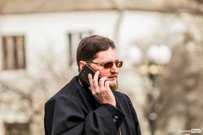 «Силою нашу церкву ніхто не забере»: як у Луцьку прихильники УПЦ (МП) на майдан вийшли. ФОТОРЕПОРТАЖ