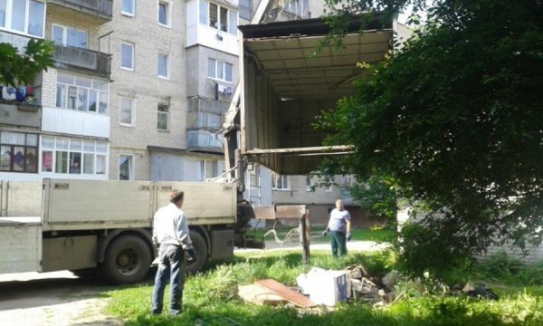 Луцькі муніципали демонтували чотири гаражі. ФОТО