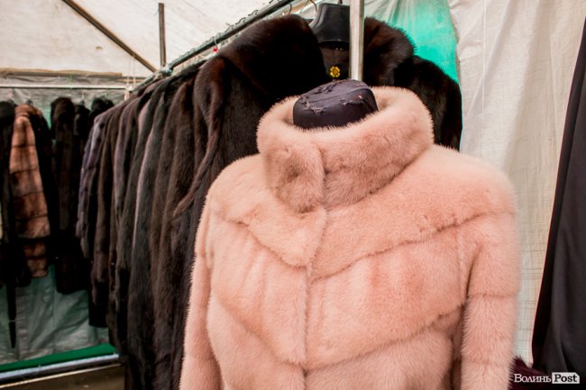 Від білизни до шикарних шуб: у Луцьку – Харківський ярмарок. ФОТО