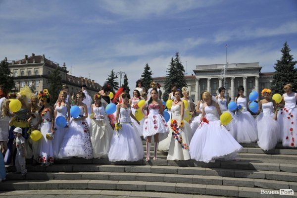 Парад наречених у Луцьку. ФОТО