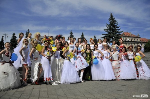 Парад наречених у Луцьку. ФОТО