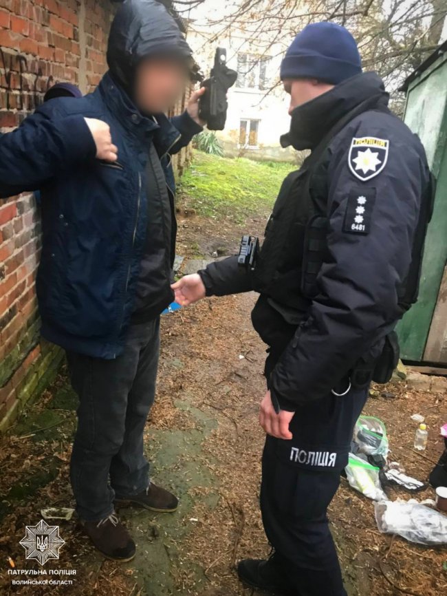 За добу у Луцьку та Ковелі патрульні затримали 3 чоловіків з наркотиками. ФОТО