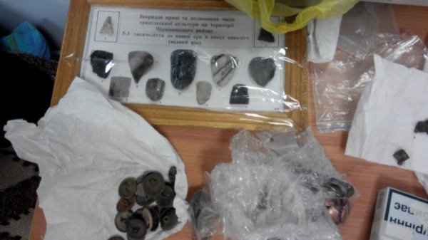 Сокири скотчем до тіла: на Волині затримали контрабандиста