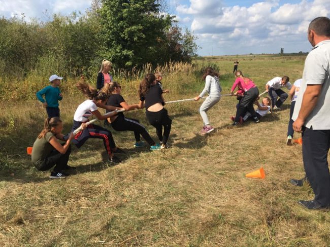 Волинські школярі влаштували спортивні змагання на природі. ФОТО