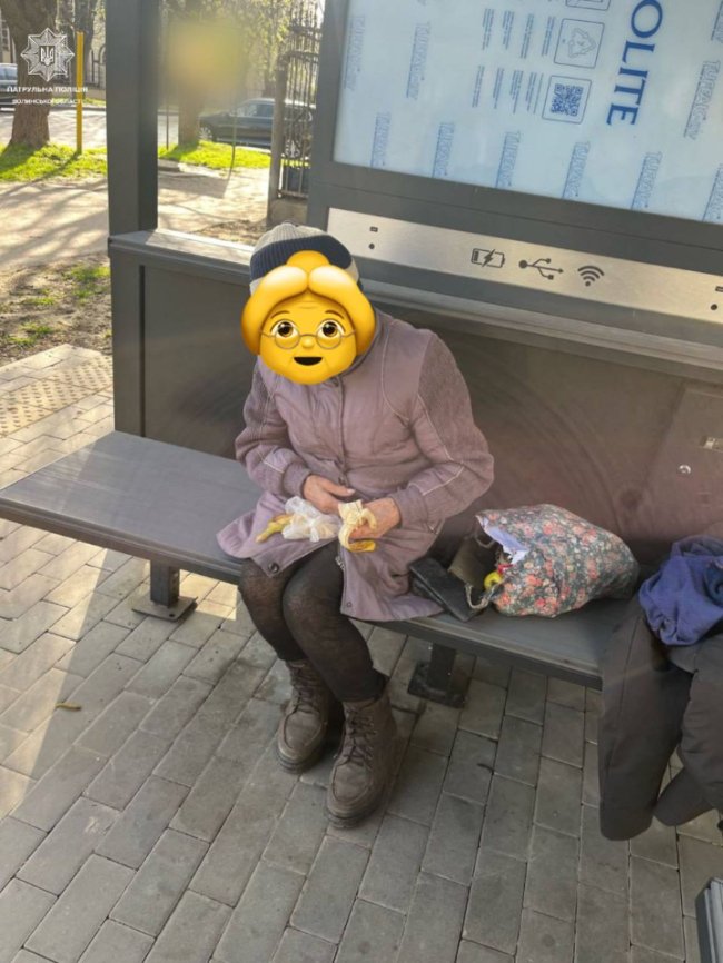 На Волині поліцейська допомогла бабусі, яка два дні перебувала на зупинці