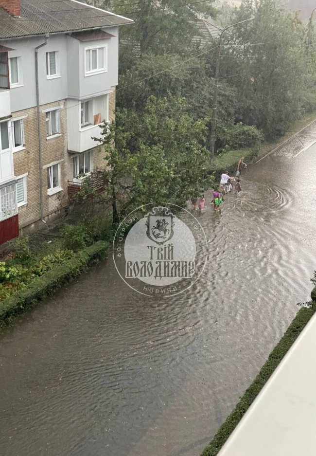У місті на Волині негода зірвала дах та понівечила автівку. ФОТО