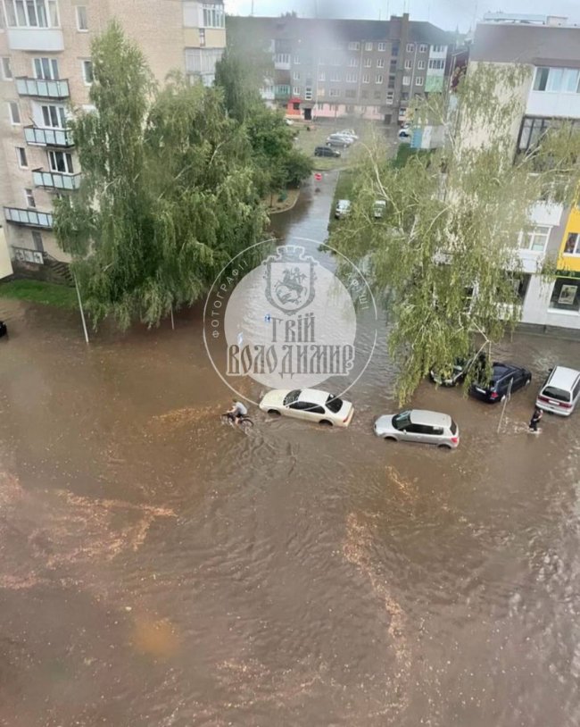 У місті на Волині негода зірвала дах та понівечила автівку. ФОТО