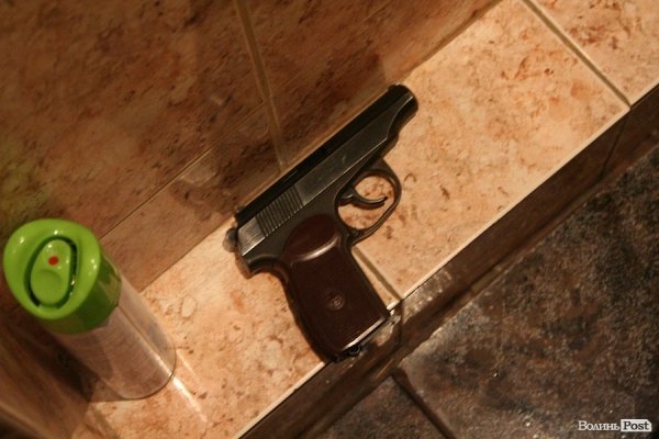 В туалеті луцької мерії хтось забув справжній пістолет. ФОТО