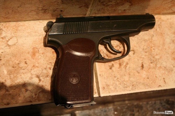 В туалеті луцької мерії хтось забув справжній пістолет. ФОТО