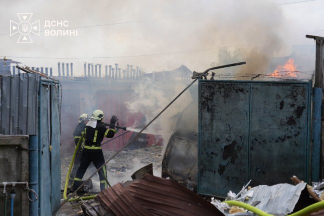У Луцьку внаслідок обстрілу горів гаражний кооператив. ФОТО