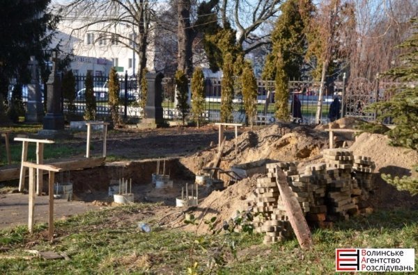 «Таємничі» роботи біля Свято-Троїцького собору в Луцьку. ФОТО