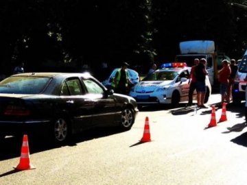 Mercedes збив двох дівчат на переході: у поліції розповіли подробиці