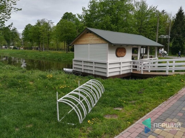 У луцькому парку відкрили кафе на воді. ФОТО