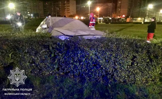 У Луцьку посеред кільця виявили покинутий водієм автомобіль. ФОТО