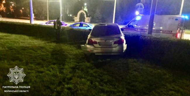 У Луцьку посеред кільця виявили покинутий водієм автомобіль. ФОТО