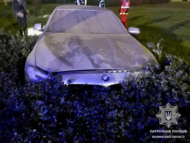 У Луцьку посеред кільця виявили покинутий водієм автомобіль. ФОТО