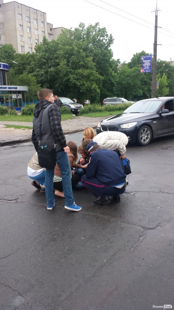 У Луцьку на пішохідному переході збили дівчину. Водій втік. ФОТО. ОНОВЛЕНО 