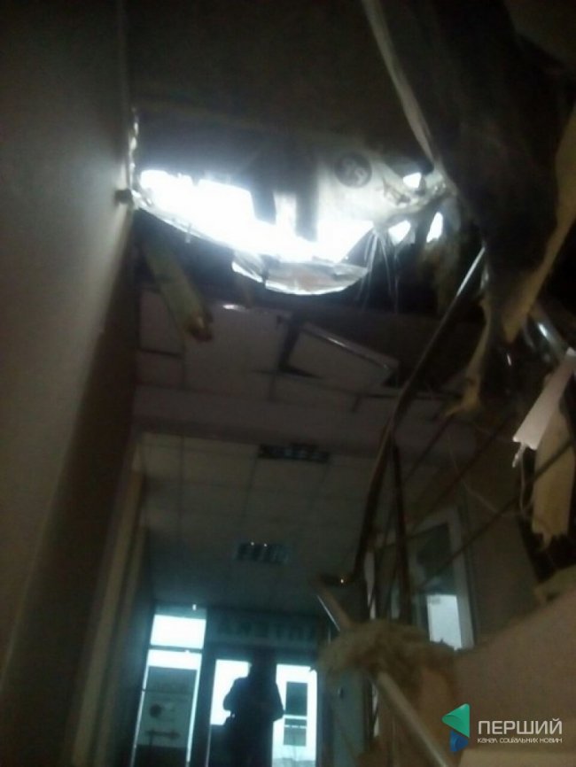 У Луцьку через сильний вітер обвалилась частина будинку