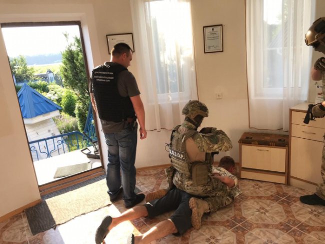 З'явилося відео обшуків псевдореабілітаційних центрів у Луцьку, де незаконно утримували пацієнтів