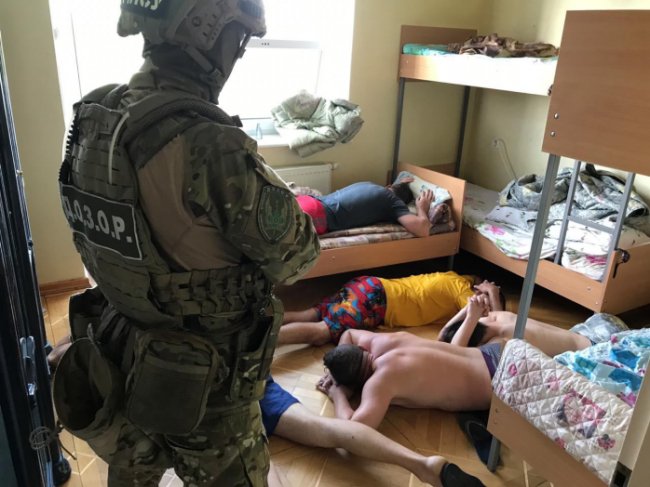 З'явилося відео обшуків псевдореабілітаційних центрів у Луцьку, де незаконно утримували пацієнтів