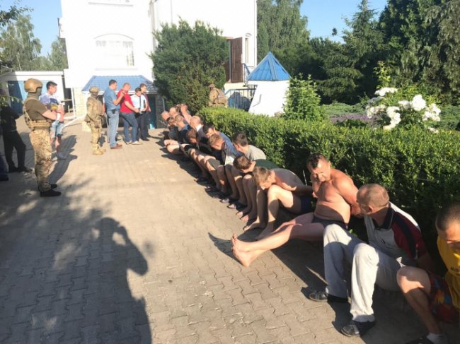 З'явилося відео обшуків псевдореабілітаційних центрів у Луцьку, де незаконно утримували пацієнтів