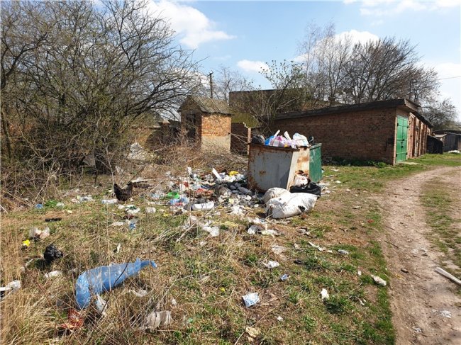 Сморід та антисанітарія: у місті на Волині три тижні не вивозять сміття. ФОТО