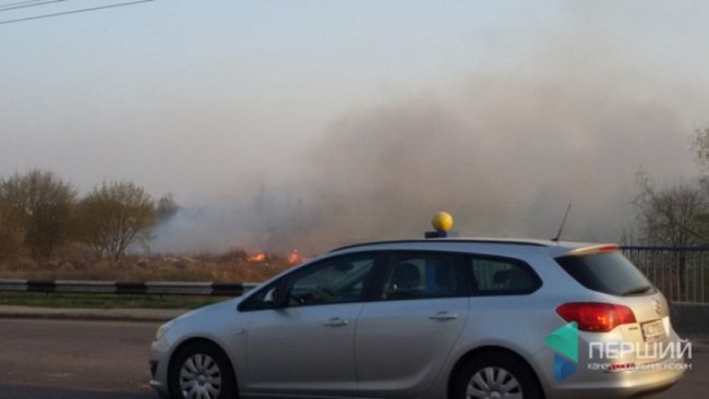 Чергова пожежа в Луцьку: спалахнула трава біля Стиру