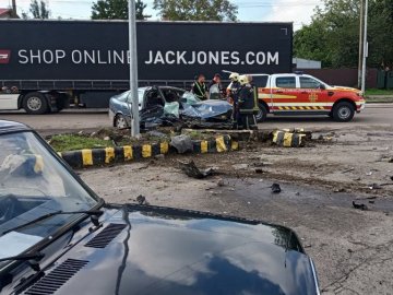 У Володимирі на перехресті – автотроща: на місці події працюють рятувальники та «швидка». ФОТО. ВІДЕО