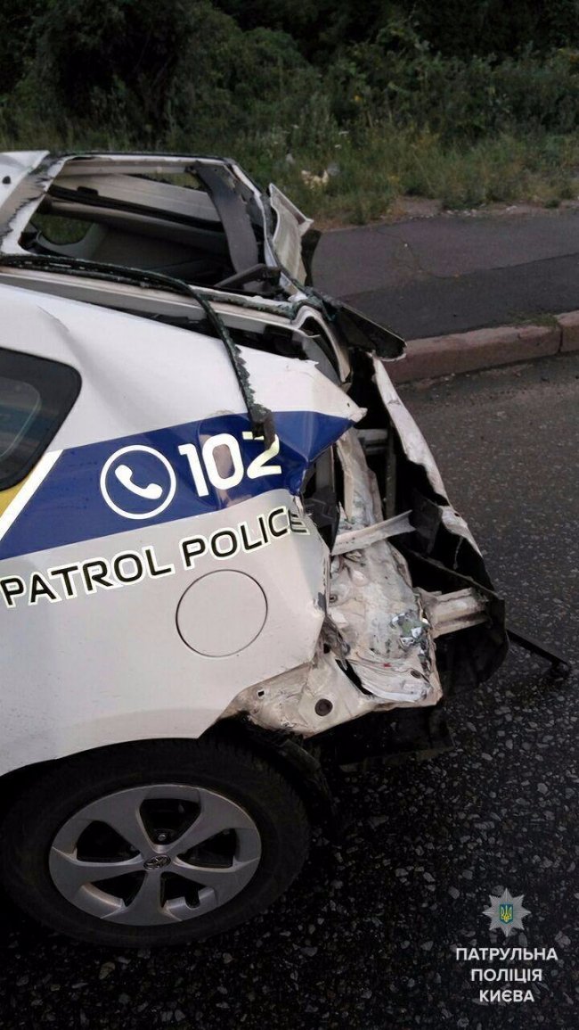 У Києві вантажівка «знесла» патрульний Prius