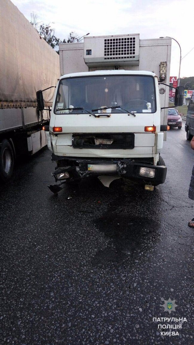 У Києві вантажівка «знесла» патрульний Prius