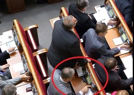 Регіонали придумали, як приховувати кнопкодавство. ФОТО. ВІДЕО