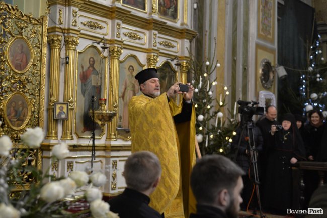 Томос, селфі та колядки: Петро Порошенко на Волині. ФОТОРЕПОРТАЖ