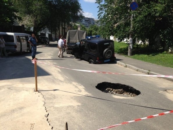 У Києві міліцейський «бобік» провалився під землю. ФОТО