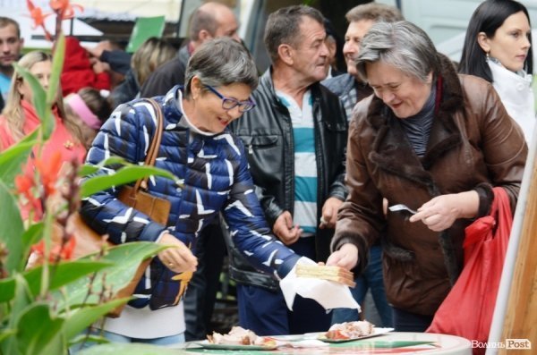 На луцькому «Фестивалі національної кухні» свиню почали пекти ще уночі. ФОТО