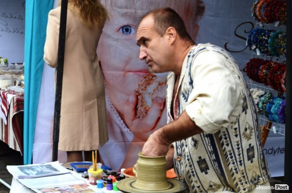 На луцькому «Фестивалі національної кухні» свиню почали пекти ще уночі. ФОТО