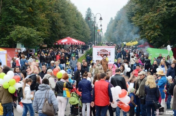 На луцькому «Фестивалі національної кухні» свиню почали пекти ще уночі. ФОТО
