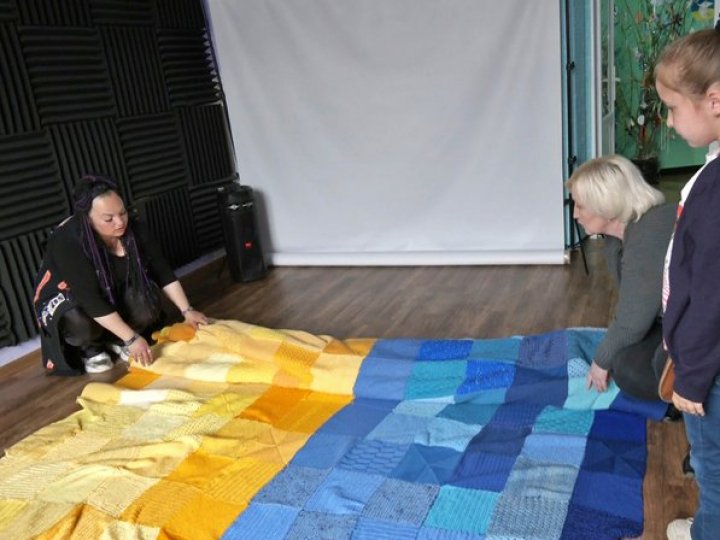 Луцьк доєднався до в'язання найбільшого в Україні жовто-блакитного прапора