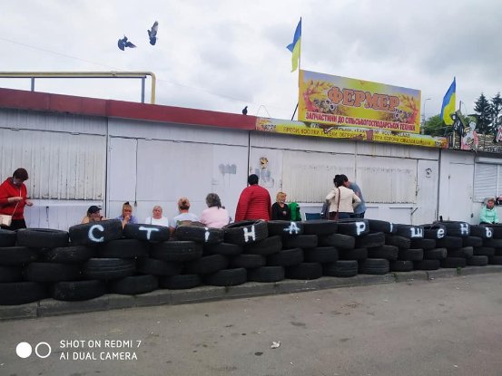 На Старому ринку підприємці збудували барикади із шин. ФОТО. ВІДЕО