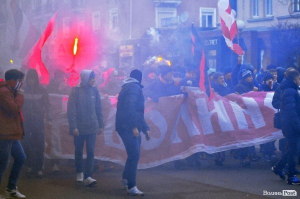 Футбольні фани у Луцьку влаштували марш. ВІДЕО