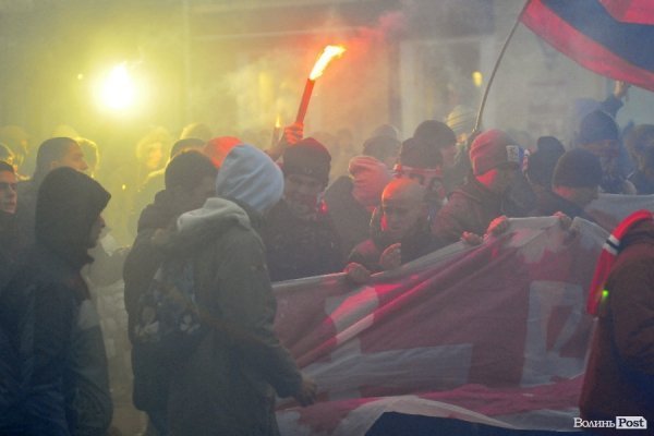Футбольні фани у Луцьку влаштували марш. ВІДЕО