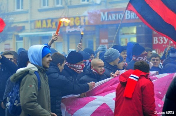 Футбольні фани у Луцьку влаштували марш. ВІДЕО