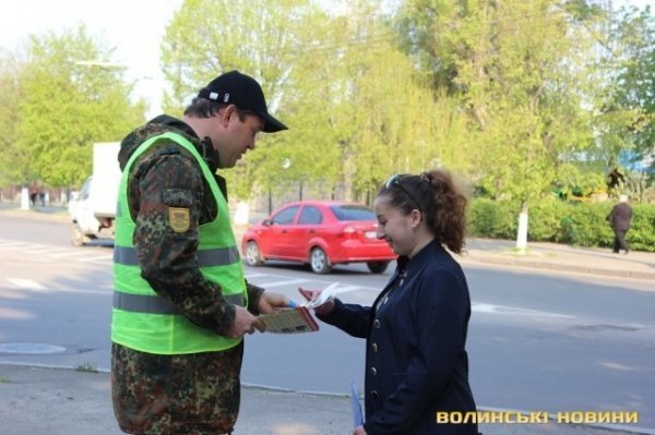 У Луцьку активісти вчили пішоходів переходити дорогу. ФОТО