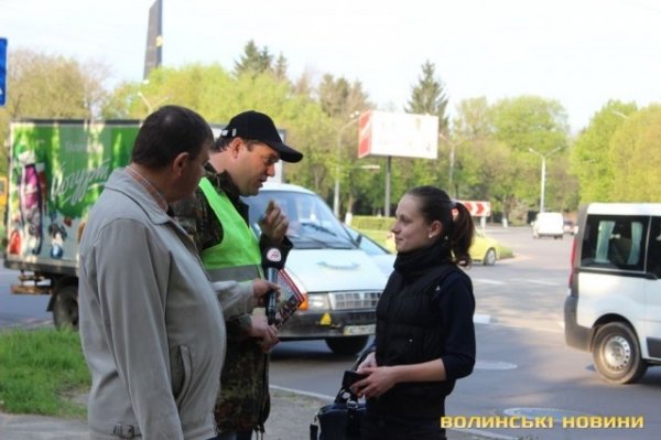 У Луцьку активісти вчили пішоходів переходити дорогу. ФОТО