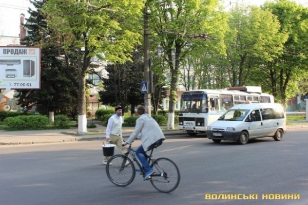 У Луцьку активісти вчили пішоходів переходити дорогу. ФОТО