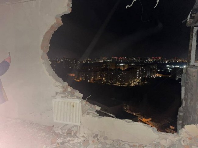 У Києві внаслідок нічної атаки росіян пошкоджено багатоповерхівку: є поранені. ФОТО