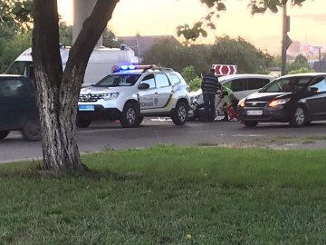 У Луцьку – аварія за участю мотоцикліста: його забрала «швидка». ФОТО