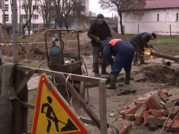 У Луцьку вже два дні ремонтують теплову мережу. ВІДЕО