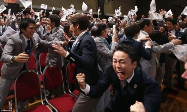 Члени заявочного комітету Японії радіють, почувши, що Токіо оголошений Столицею Літньої Олімпіади 2020