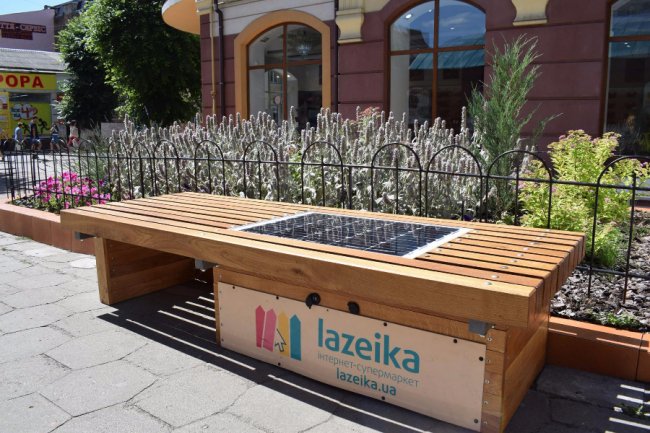 У центрі Луцька встановили лавку із зарядкою для ґаджетів