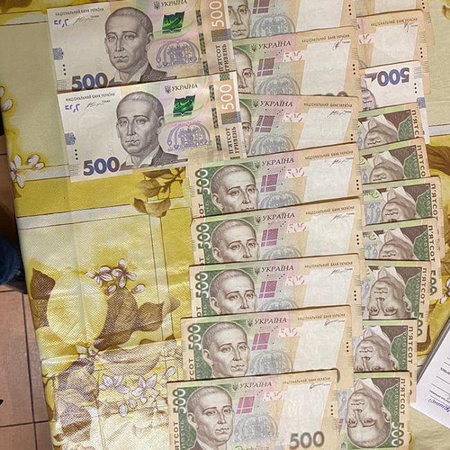 У Києві поліцейський збував фальшиві долари та гривні. ФОТО